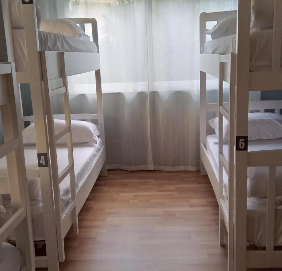 Mandarine Hostel Tirana 0*,  Albania